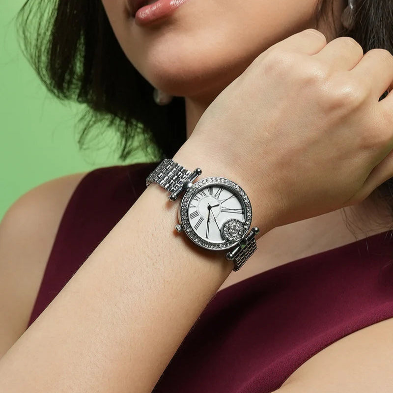 The Opulent Roman Round Watch – Metallic Silver